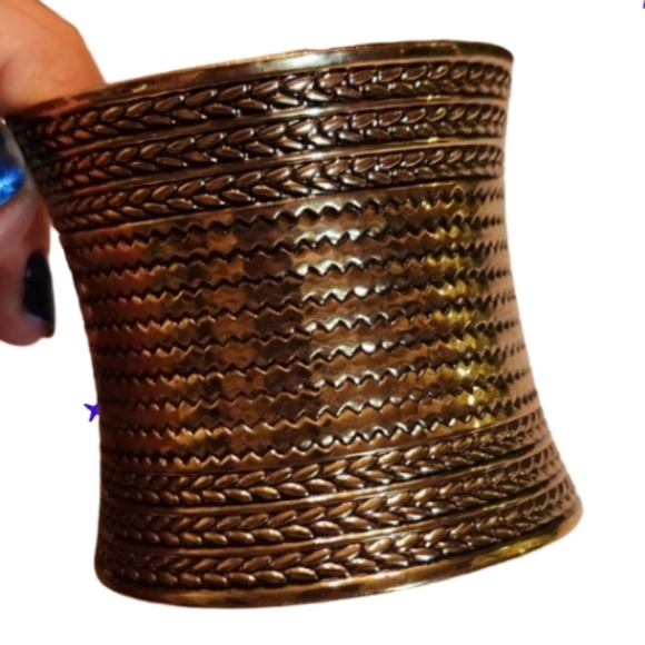 New Vintage gold toned textured cuff - Picture 1 of 9